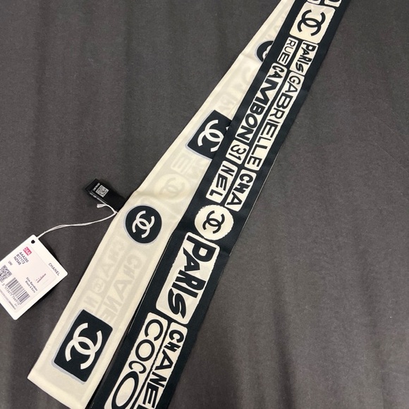 ⛳️⛳️ CHANEL Black and Ivory  Silk Bandeau Scarf - Picture 2 of 5